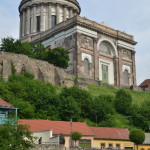 Grosse cathédrale sur le Danube en Hongrie
