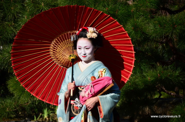 Geishas dans le quartier de Gion à Kyoto