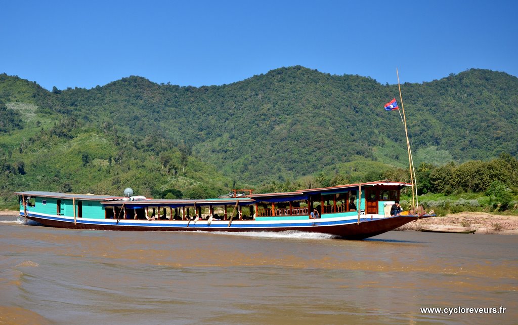 Vue extérieure d'un slow boat - mékong - Laos